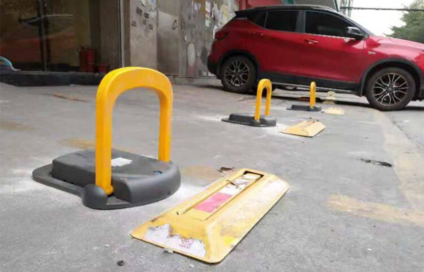 Automatic parking barrier with remote control